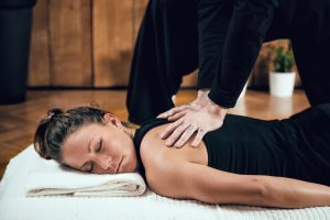 Shiatsu back massage in der Sauna